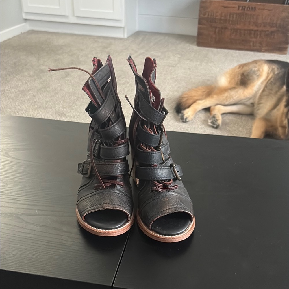 Freebird by Steven Braeden sandal size 8